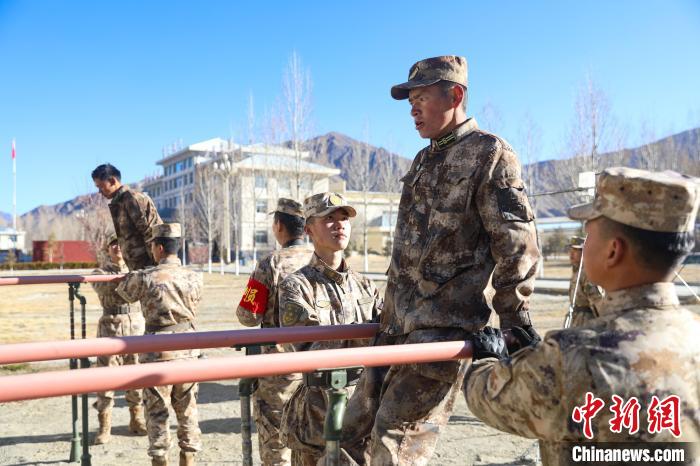 雙杠臂屈伸項目競賽現(xiàn)場?！敲衫?攝