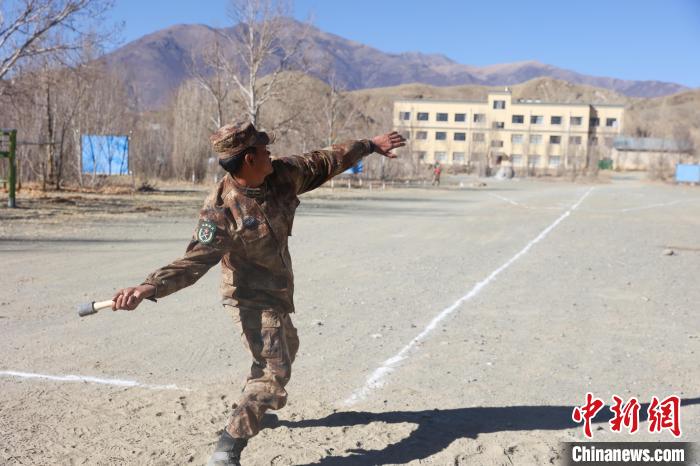 手榴彈投遠比武競賽現(xiàn)場?！敲衫?攝
