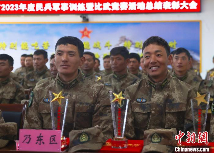 表彰大會上，獲獎選手開心瞬間。　吳蒙昆 攝