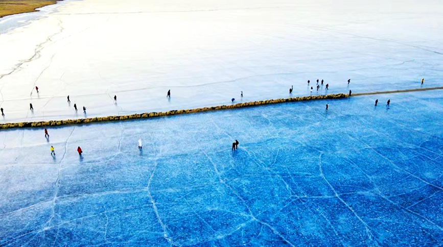 航拍冰上轉(zhuǎn)場。 張虎攝