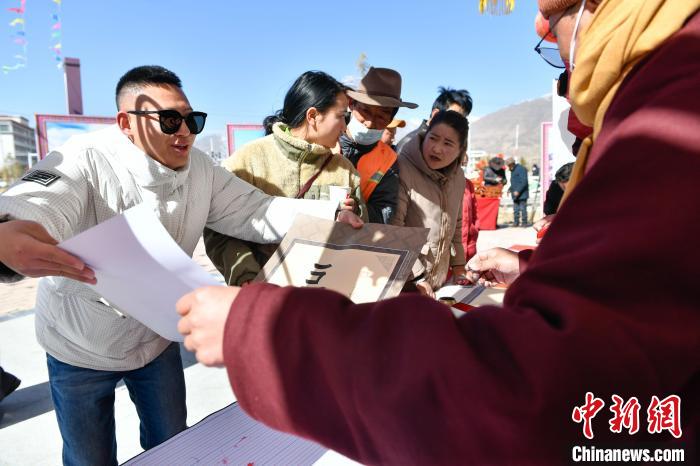 圖為展銷會(huì)現(xiàn)場(chǎng)?！∝暩聛?lái)松 攝