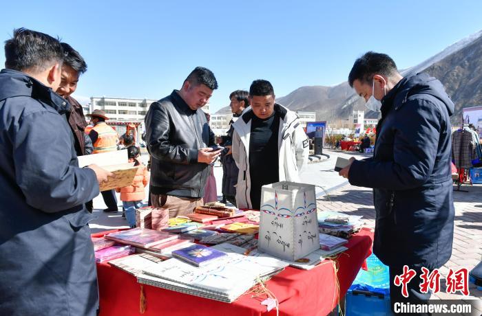 圖為展銷會(huì)現(xiàn)場(chǎng)?！∝暩聛?lái)松 攝