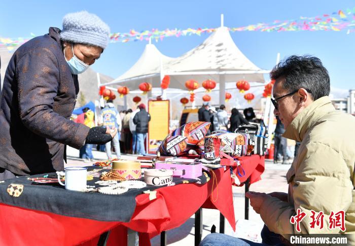 圖為展銷會(huì)現(xiàn)場(chǎng)?！∝暩聛?lái)松 攝