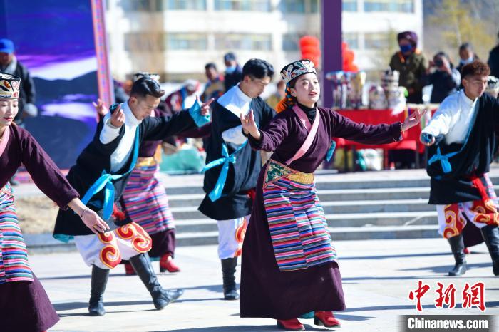 圖為藝術(shù)團(tuán)表演“扎西果諧”。　貢嘎來(lái)松 攝