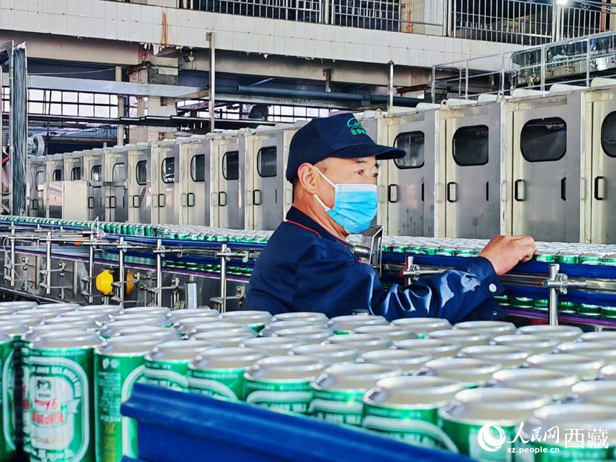 技術(shù)人員在生產(chǎn)線上檢查產(chǎn)品。人民網(wǎng) 李海霞攝