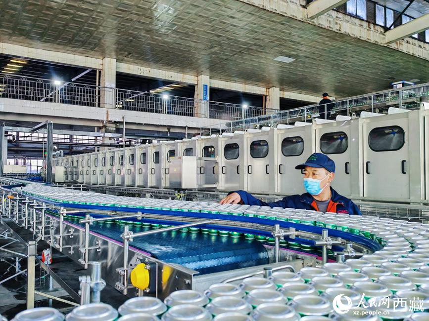 技術(shù)人員在生產(chǎn)線上檢查產(chǎn)品。人民網(wǎng) 李海霞攝