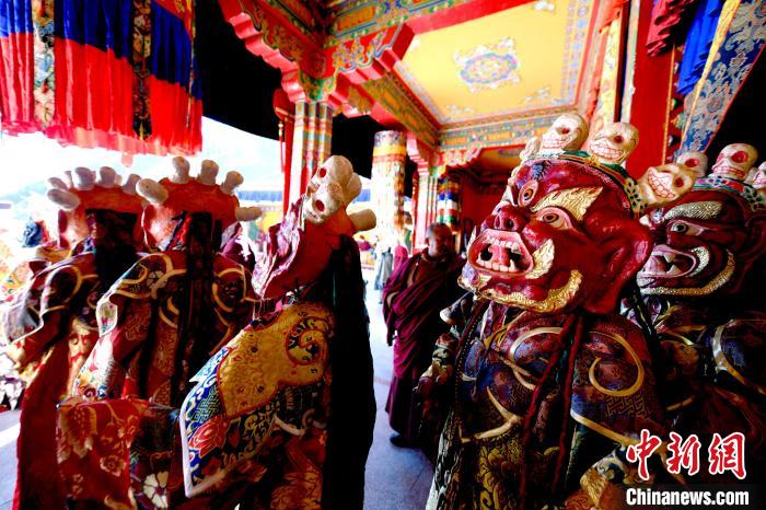 2月19日，楚布寺僧人們佩戴面具準(zhǔn)備參加跳神活動(dòng)?！±盍?攝