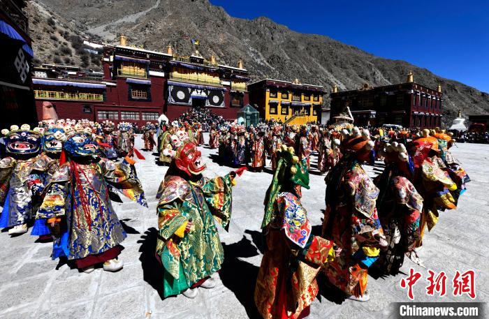 2月19日，楚布寺僧人們佩戴面具參加跳神活動(dòng)。　李林 攝