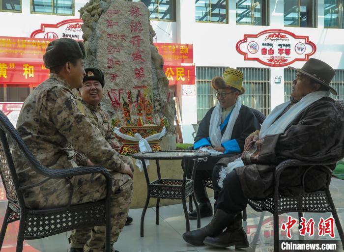 圖為阿里軍分區(qū)某邊防團(tuán)官兵與駐地群眾拉家常。　劉曉東 攝