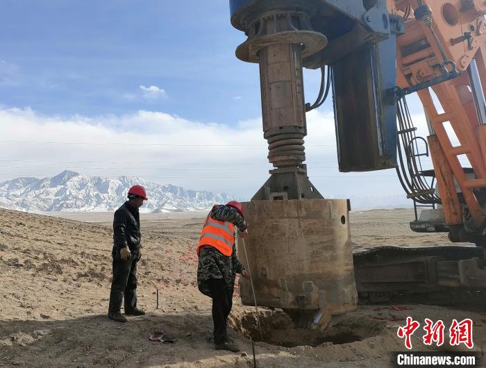 圖為施工人員檢查護筒高度?！⒁婧?攝