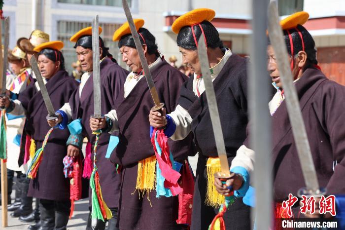 圖為藝人們手持藏刀表演加麻百·甲江?！愔闈扇?攝