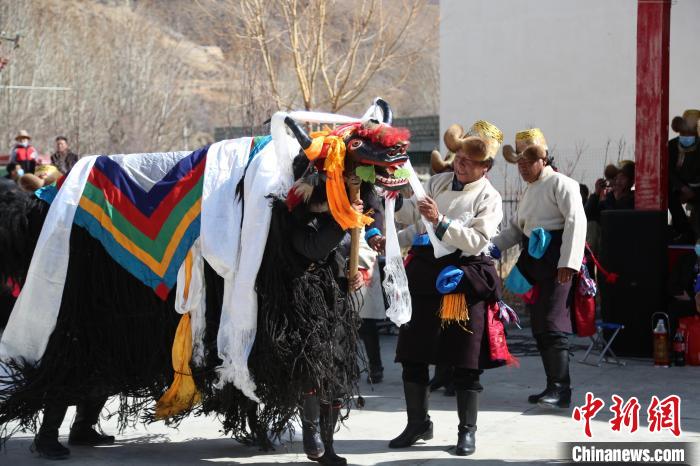 圖為民間藝人表演加麻百·甲江?！愔闈扇?攝