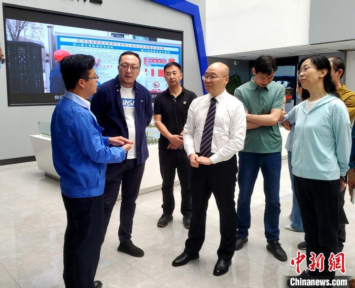 圖為全國政協(xié)委員、農(nóng)工黨青海省委主委王昆(中)在企業(yè)調(diào)研。　郭滿福 供圖