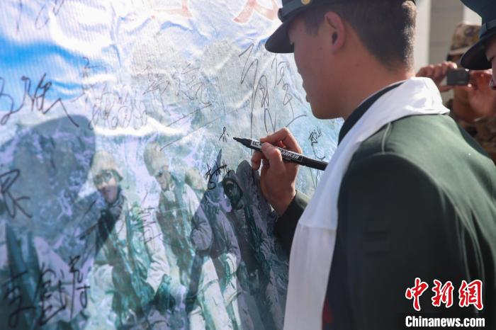 退役士兵簽名留念。　劉俊輝 攝