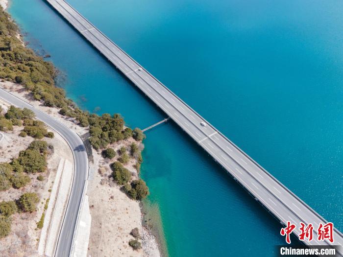 圖為西藏林拉高等級公路多布湖段風(fēng)光。　江飛波 攝