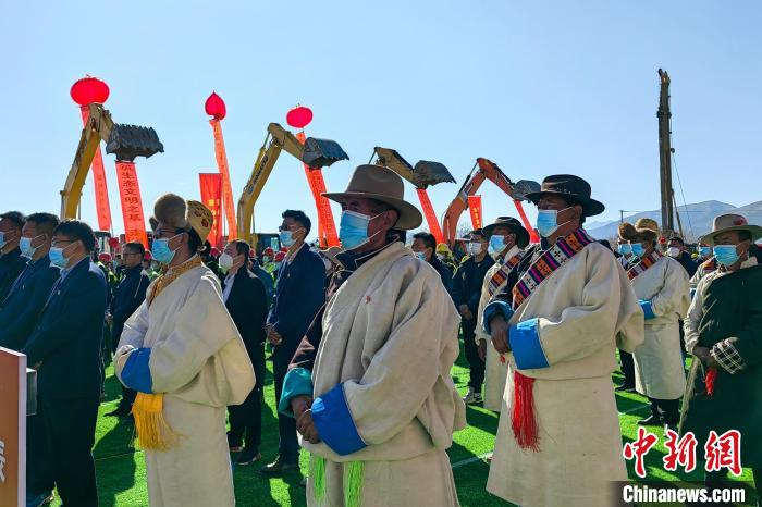 各方代表參加集中開復(fù)工儀式?！∧岈斪扛?攝