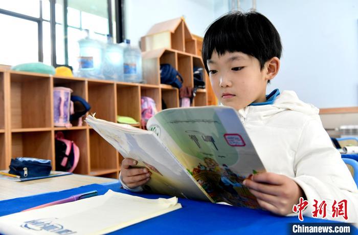 3月14日，西藏拉薩市第一小學一年級六班學生丁增樂吉在閱讀藏語課本?！±盍?攝