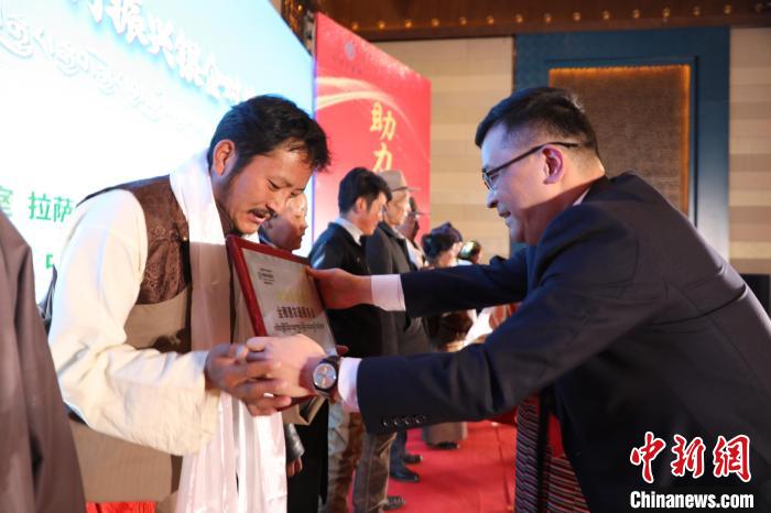 圖為拉薩市銀企對(duì)接洽談會(huì)現(xiàn)場(chǎng)?！「裆愔?攝