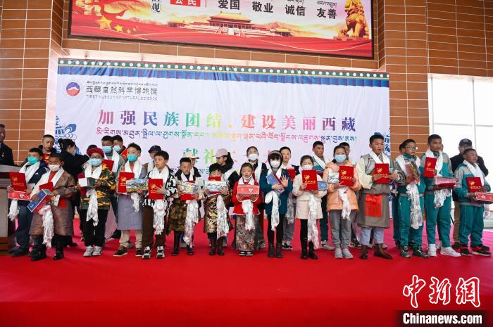 圖為部分獲獎(jiǎng)學(xué)生合影?！≮w朗 攝