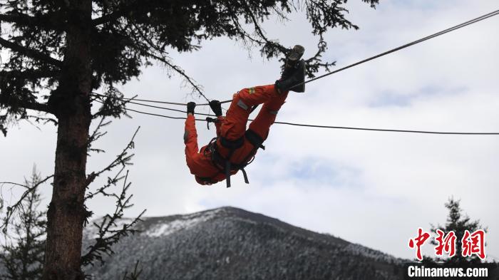 正在進(jìn)行橫渡訓(xùn)練?！∥骼@拉翁 攝