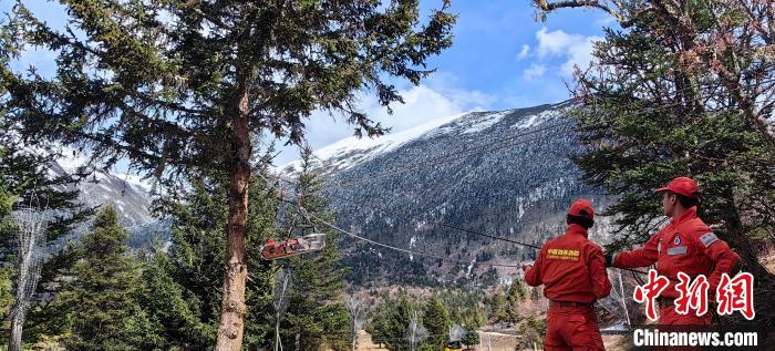 正在進(jìn)行斜向救援?！∥骼@拉翁 攝