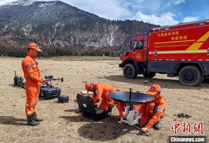 正在進(jìn)行通信通聯(lián)訓(xùn)練?！∥骼@拉翁 攝