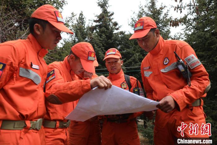 指戰(zhàn)員正在進(jìn)行地形勘察。　西繞拉翁 攝