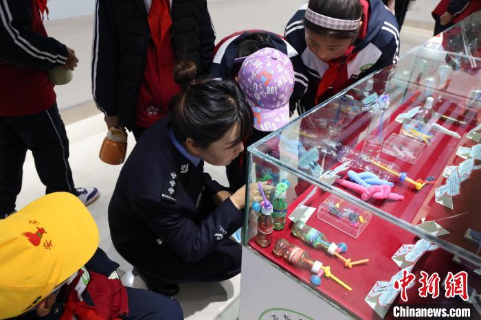 圖為亞東邊檢站民警為駐地小學(xué)生開展禁毒教育?！『?攝