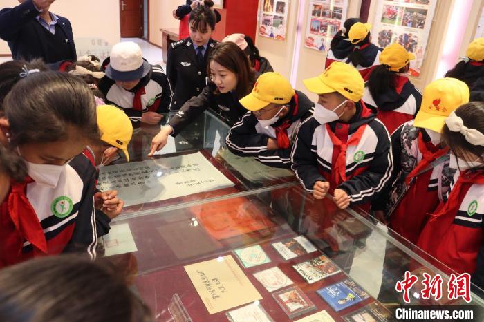 圖為亞東邊檢站民警為駐地小學(xué)生講解該站榮譽(yù)發(fā)展史?！『?攝