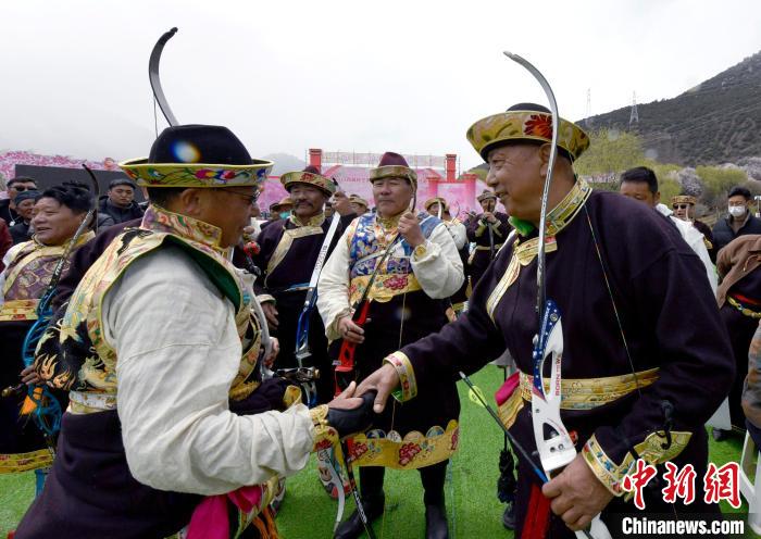 3月28日，選手射中靶心后慶祝。　李林 攝
