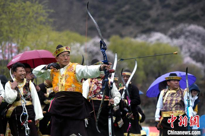 3月28日，選手參加響箭比賽?！±盍?攝
