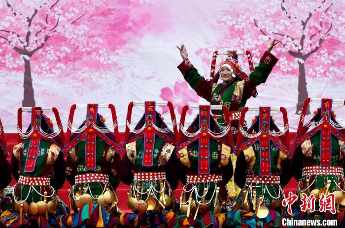 3月28日，西藏林芝第二十屆桃花旅游文化節(jié)開幕式上的文藝表演。　李林 攝