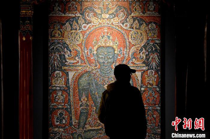 3月31日，觀眾欣賞展覽中的作品?！±盍?攝