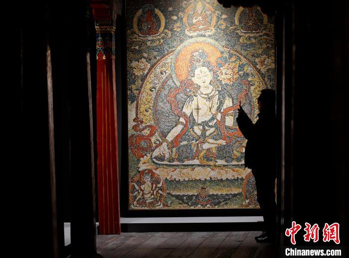 3月31日，觀眾欣賞展覽中的作品?！±盍?攝