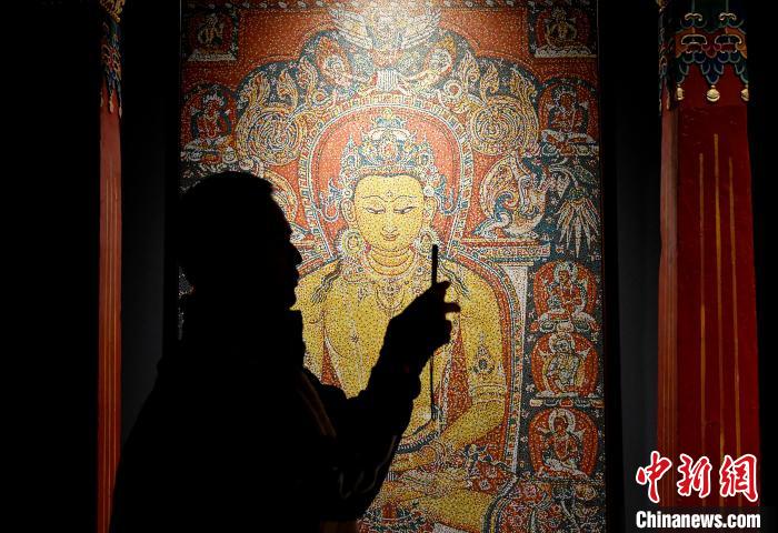 3月31日，觀眾欣賞展覽中的作品。　李林 攝