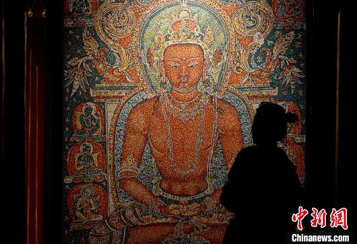 3月31日，觀眾欣賞展覽中的作品?！±盍?攝