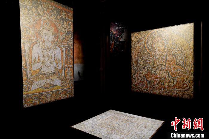 3月31日，觀眾欣賞展覽中的作品?！±盍?攝