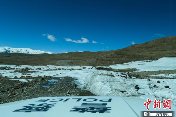 4月5日，普瑪江塘邊境派出所巡邏車通過冰河路段?！〗w波 攝