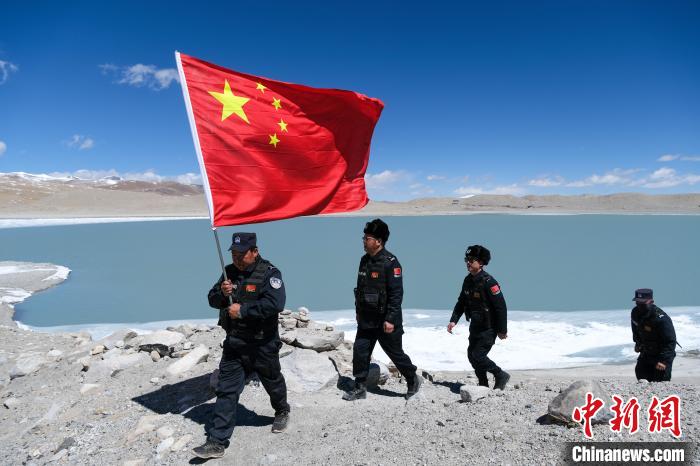 4月5日，普瑪江塘邊境派出所民輔警進(jìn)行邊境巡邏?！〗w波 攝