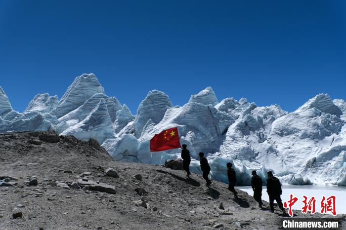 4月5日，普瑪江塘邊境派出所民輔警巡邏至四零冰川附近?！〗w波 攝