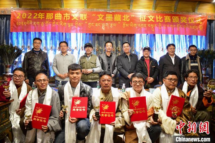 圖為獲獎人員合影留念。　貢嘎來松 攝