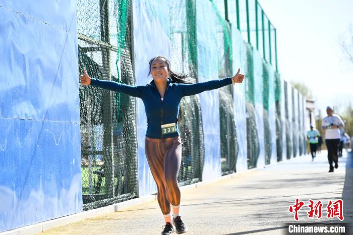 圖為5公里歡樂跑現(xiàn)場?！∝暩聛硭?攝