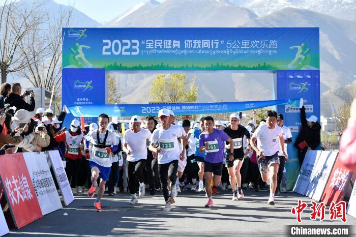圖為5公里歡樂跑現(xiàn)場?！∝暩聛硭?攝