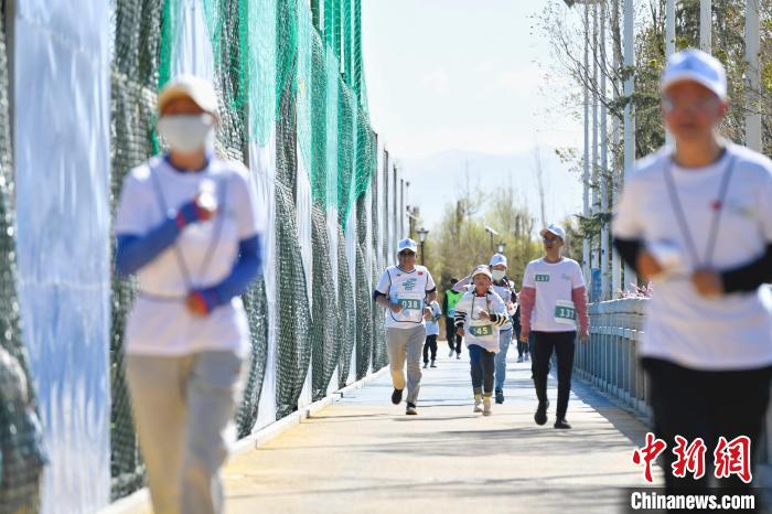 圖為5公里歡樂跑現(xiàn)場?！∝暩聛硭?攝