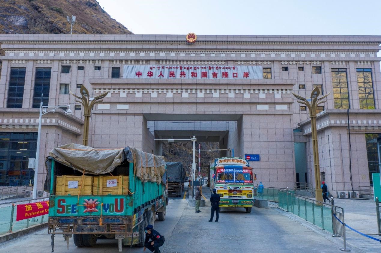 吉隆口岸移民管理警察正在檢查出入境車輛。人民網(wǎng)記者 唐宋攝