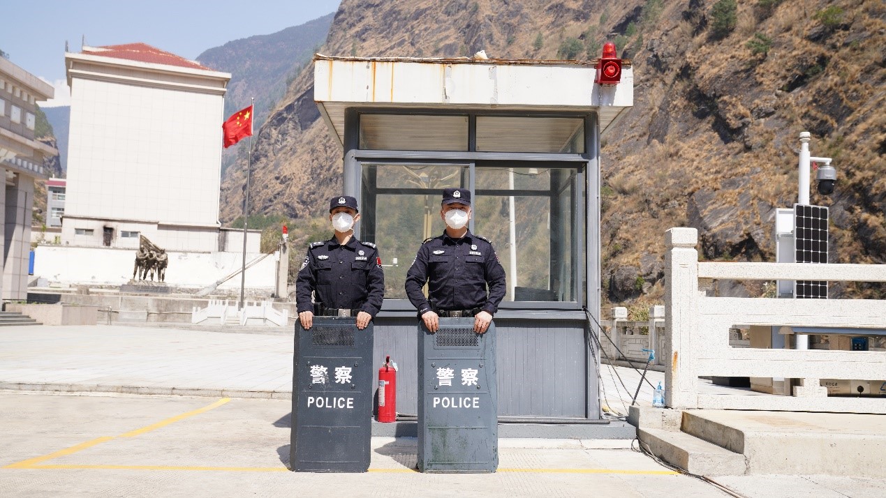 吉隆口岸移民管理警察正在執(zhí)勤。人民網(wǎng)記者 唐宋攝