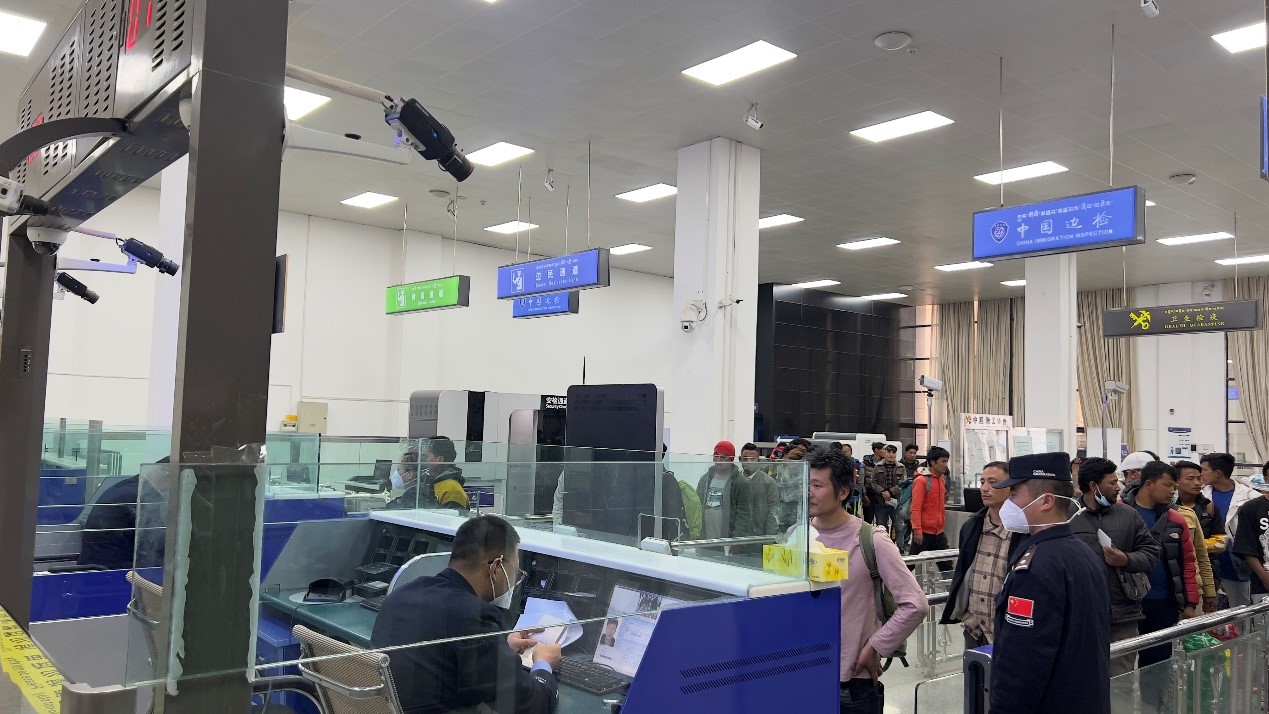 吉隆口岸移民管理警察正在查驗(yàn)護(hù)照。人民網(wǎng)記者 唐宋攝