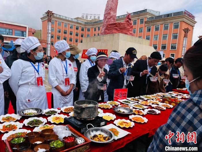 圖為2022年，班戈縣“鄉(xiāng)村振興那曲奮進(jìn)”廚藝大賽現(xiàn)場(chǎng)。資料圖 那曲市“鄉(xiāng)村振興 那曲奮進(jìn)”活動(dòng)辦供圖