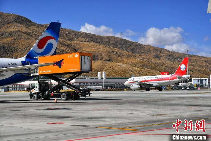 圖為藍(lán)天下的高原機(jī)場?！≈芎?攝