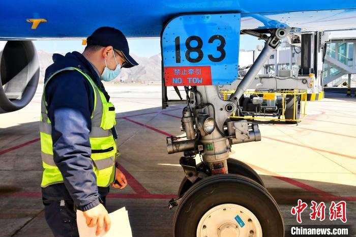 圖為機(jī)場工作人員進(jìn)行相關(guān)檢查?！≈芎?攝